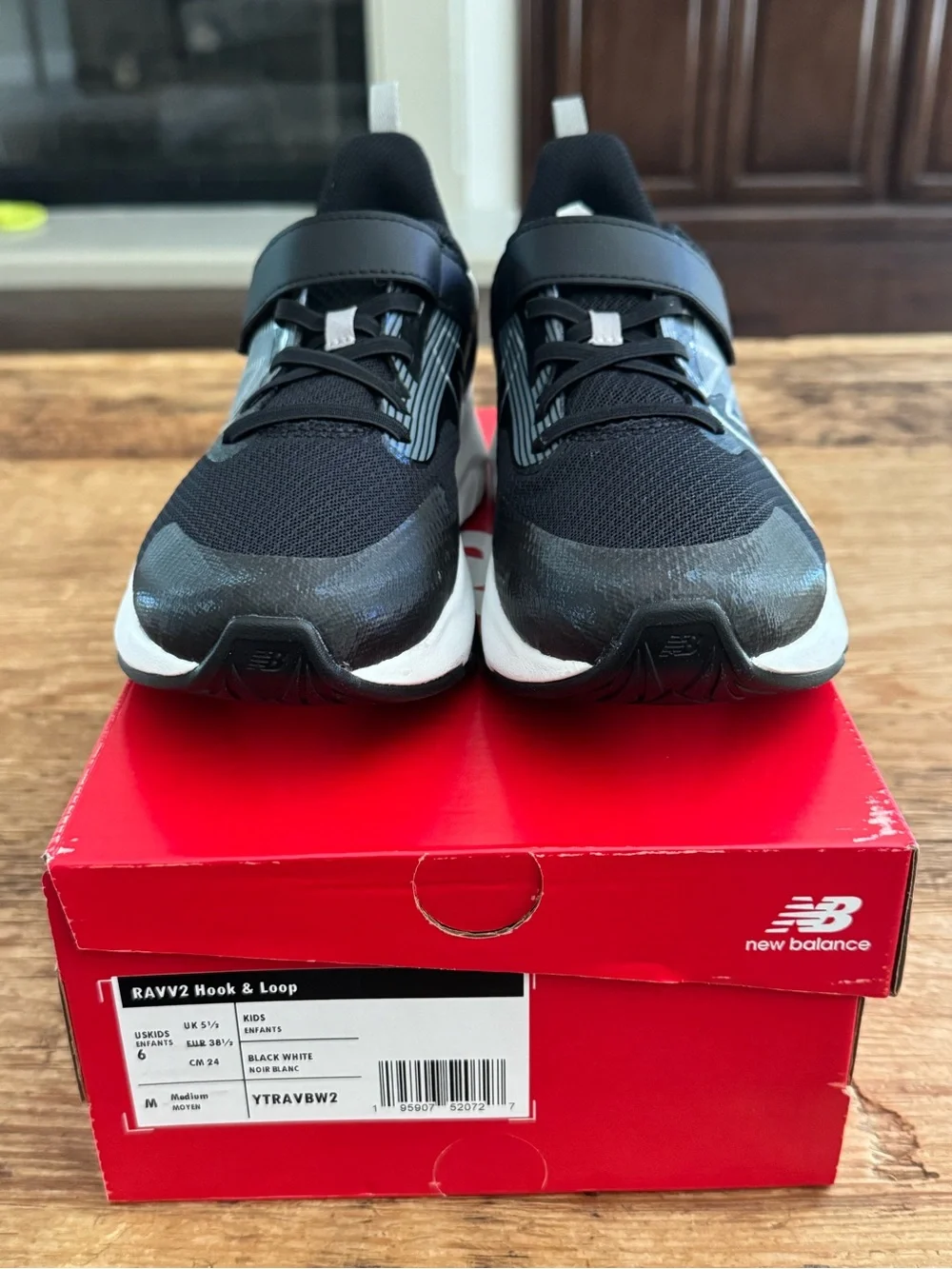 NWT New Balance Rave Run V2 Kids Sneakers Black White (Big Kids Size 6)